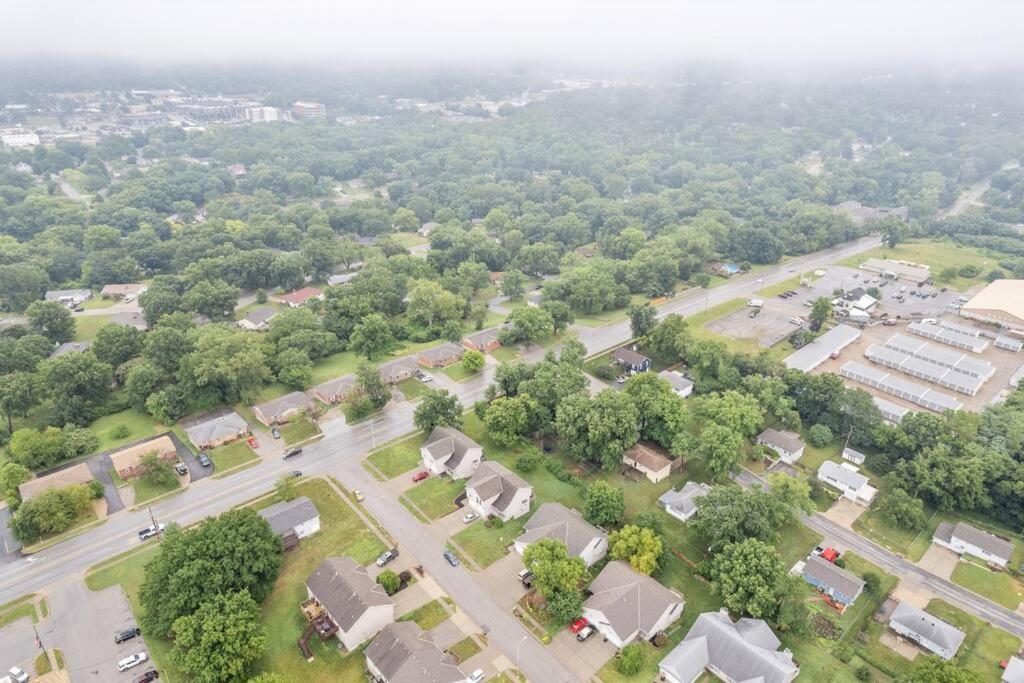 Kansas City Vacations - Beautiful Townhome, 11 minutes to Downtown, KCMO. - Property Image 12