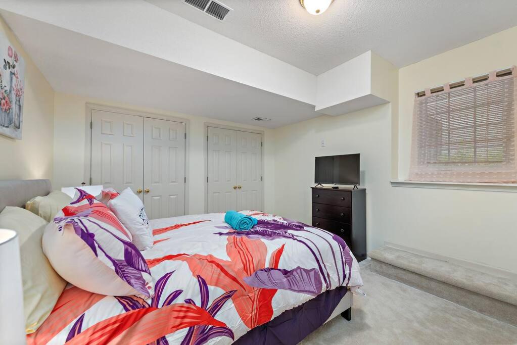 Kansas City Vacations - Beautiful Townhome, 11 minutes to Downtown, KCMO. - Property Image 13