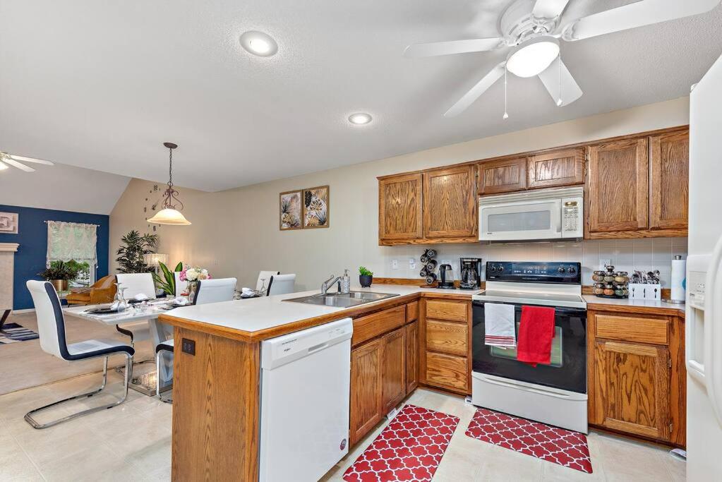Kansas City Vacations - Beautiful Townhome, 11 minutes to Downtown, KCMO. - Property Image 15