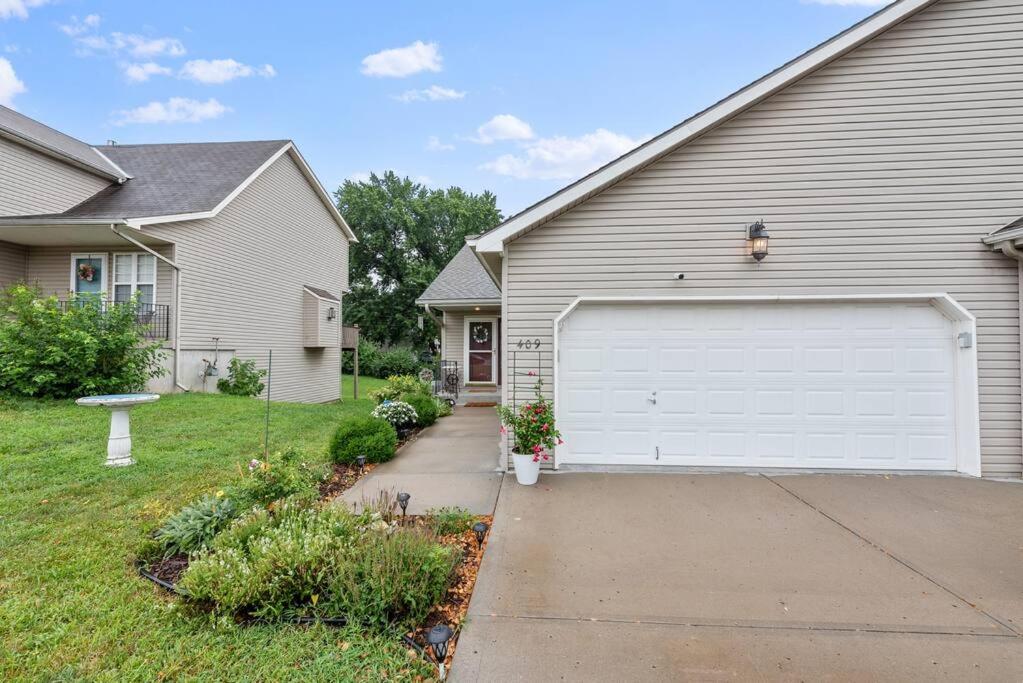 Kansas City Vacations - Beautiful Townhome, 11 minutes to Downtown, KCMO. - Property Image 1