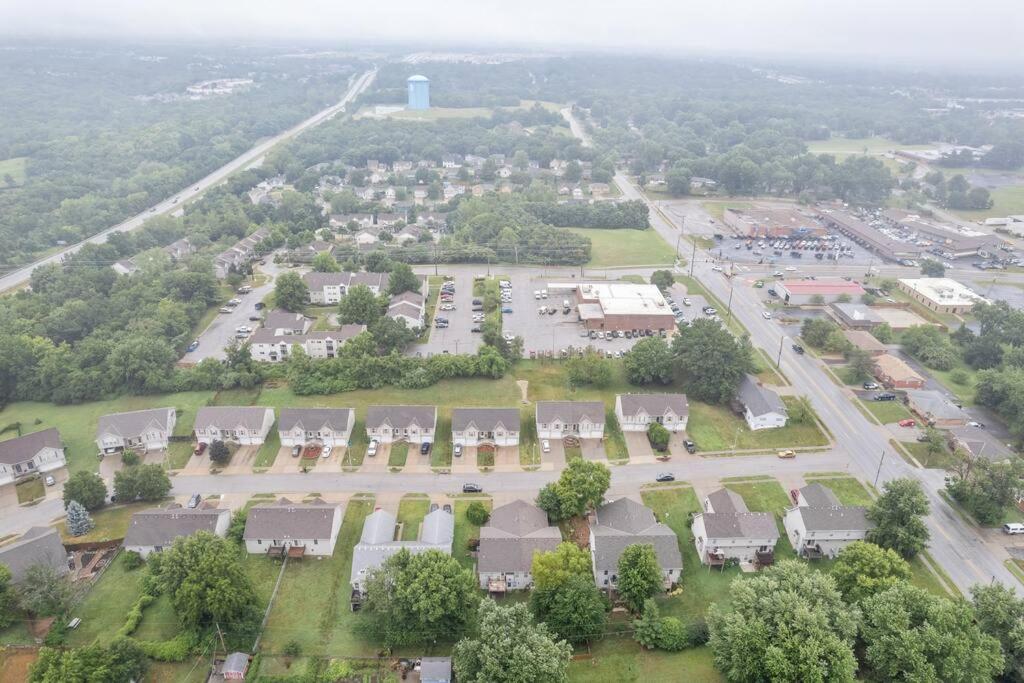 Kansas City Vacations - Beautiful Townhome, 11 minutes to Downtown, KCMO. - Property Image 17