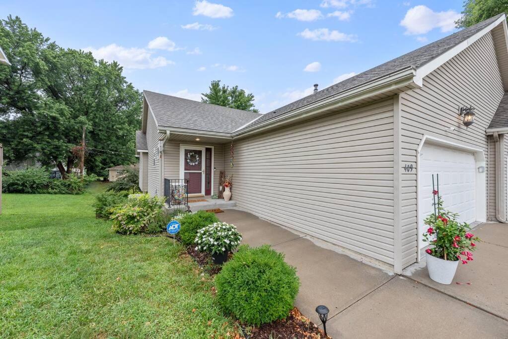 Kansas City Vacations - Beautiful Townhome, 11 minutes to Downtown, KCMO. - Property Image 18