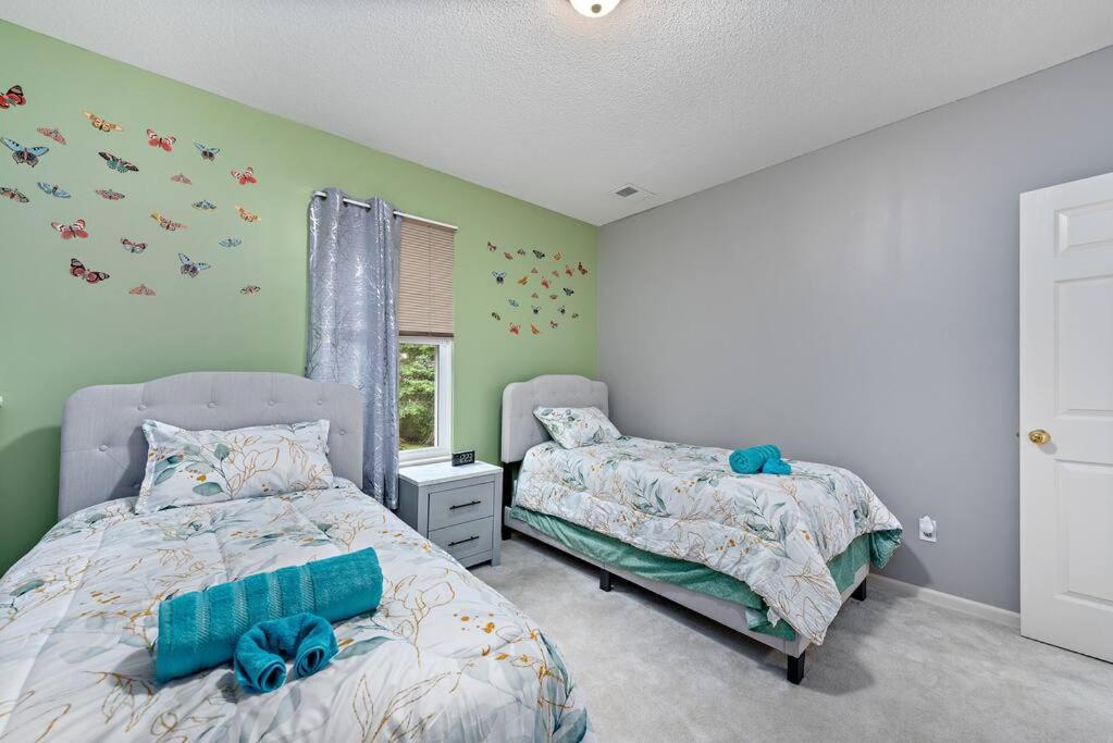 Kansas City Vacations - Beautiful Townhome, 11 minutes to Downtown, KCMO. - Property Image 19