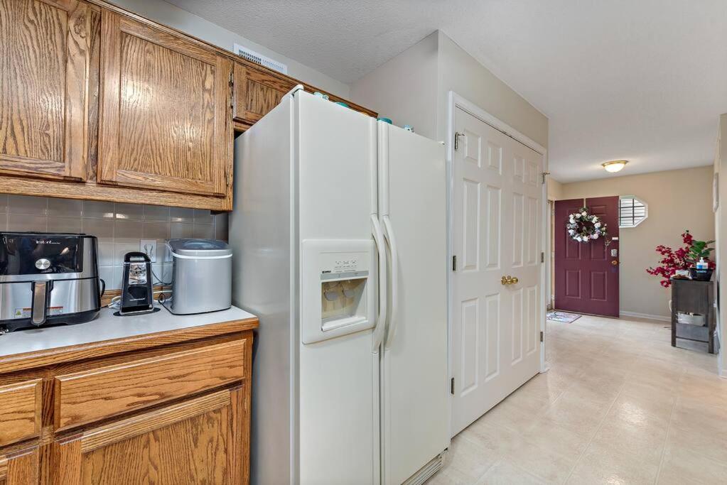 Kansas City Vacations - Beautiful Townhome, 11 minutes to Downtown, KCMO. - Property Image 21