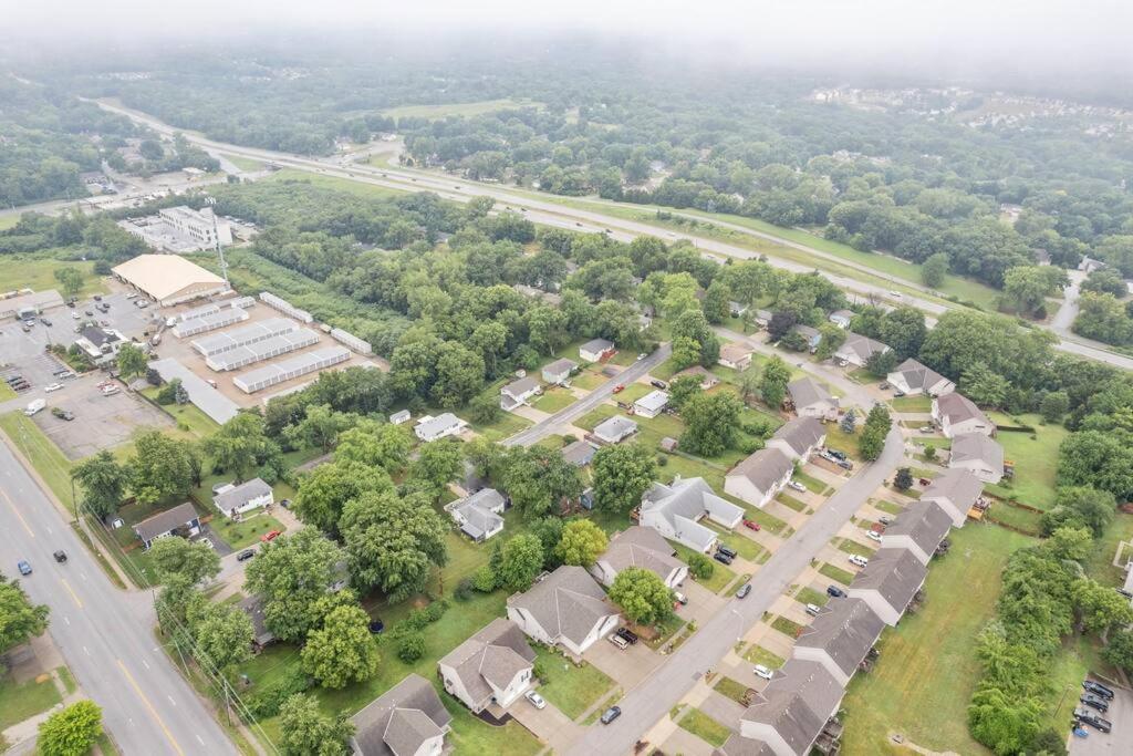 Kansas City Vacations - Beautiful Townhome, 11 minutes to Downtown, KCMO. - Property Image 24