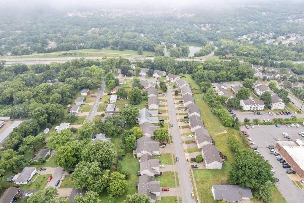 Kansas City Vacations - Beautiful Townhome, 11 minutes to Downtown, KCMO. - Property Image 26