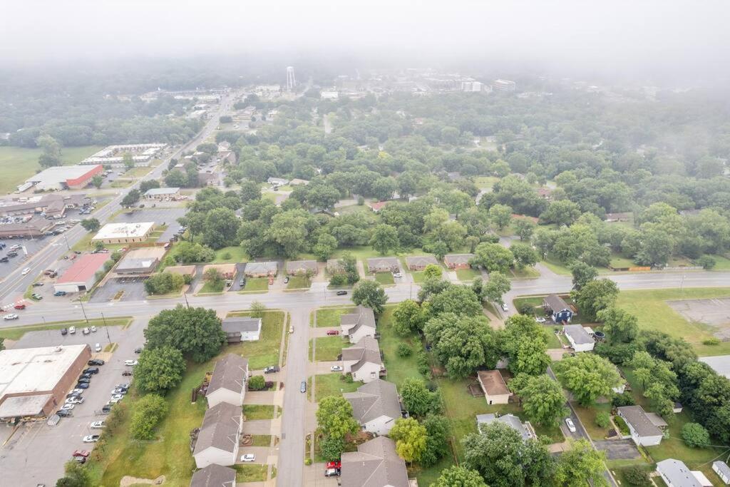 Kansas City Vacations - Beautiful Townhome, 11 minutes to Downtown, KCMO. - Property Image 27