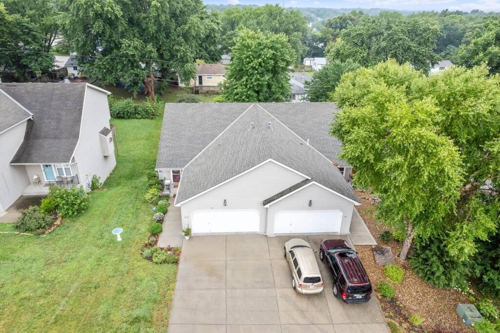 Kansas City Vacations - Beautiful Townhome, 11 minutes to Downtown, KCMO. - Property Image 28