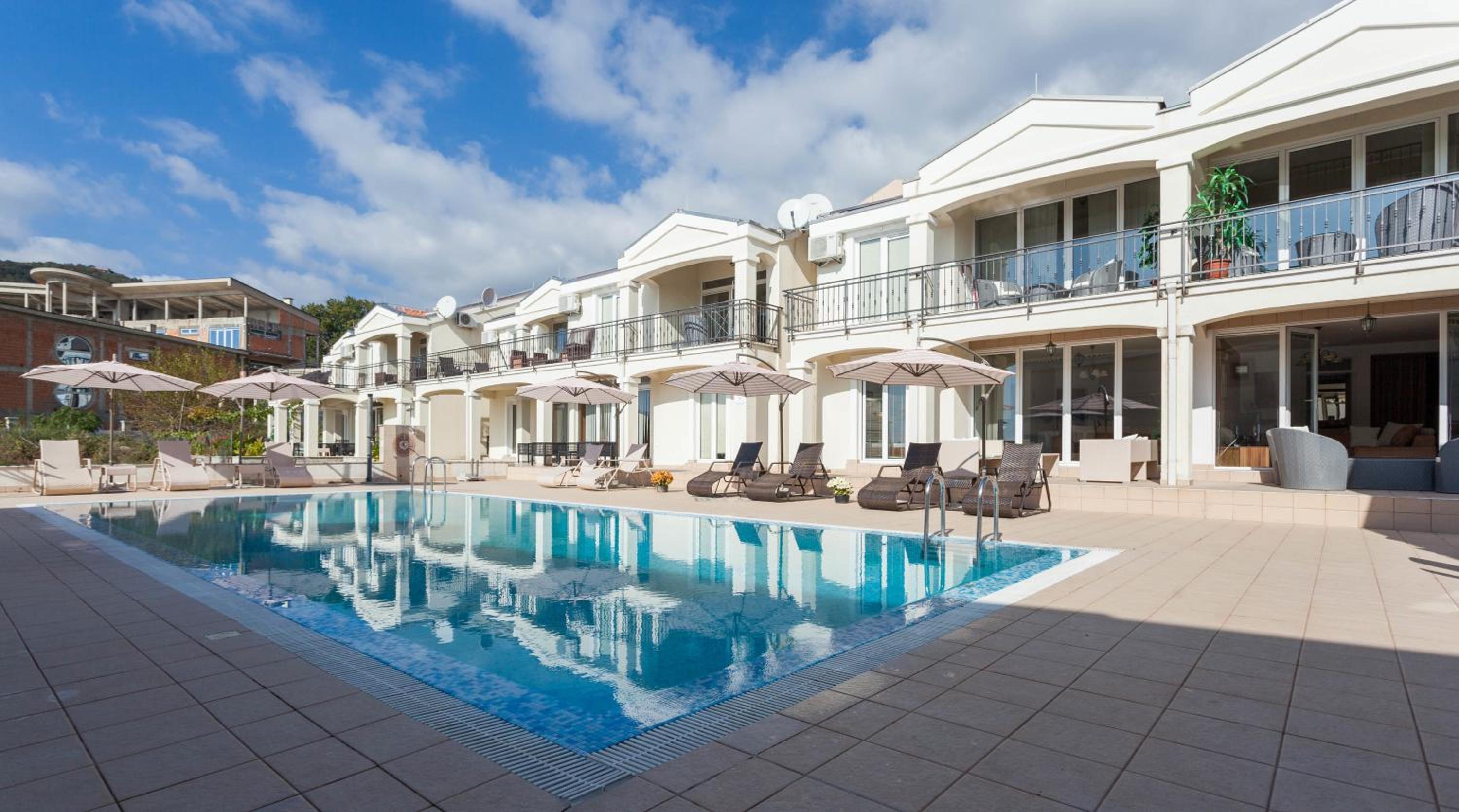 Hotel Spa Resort Bečići - Image 1