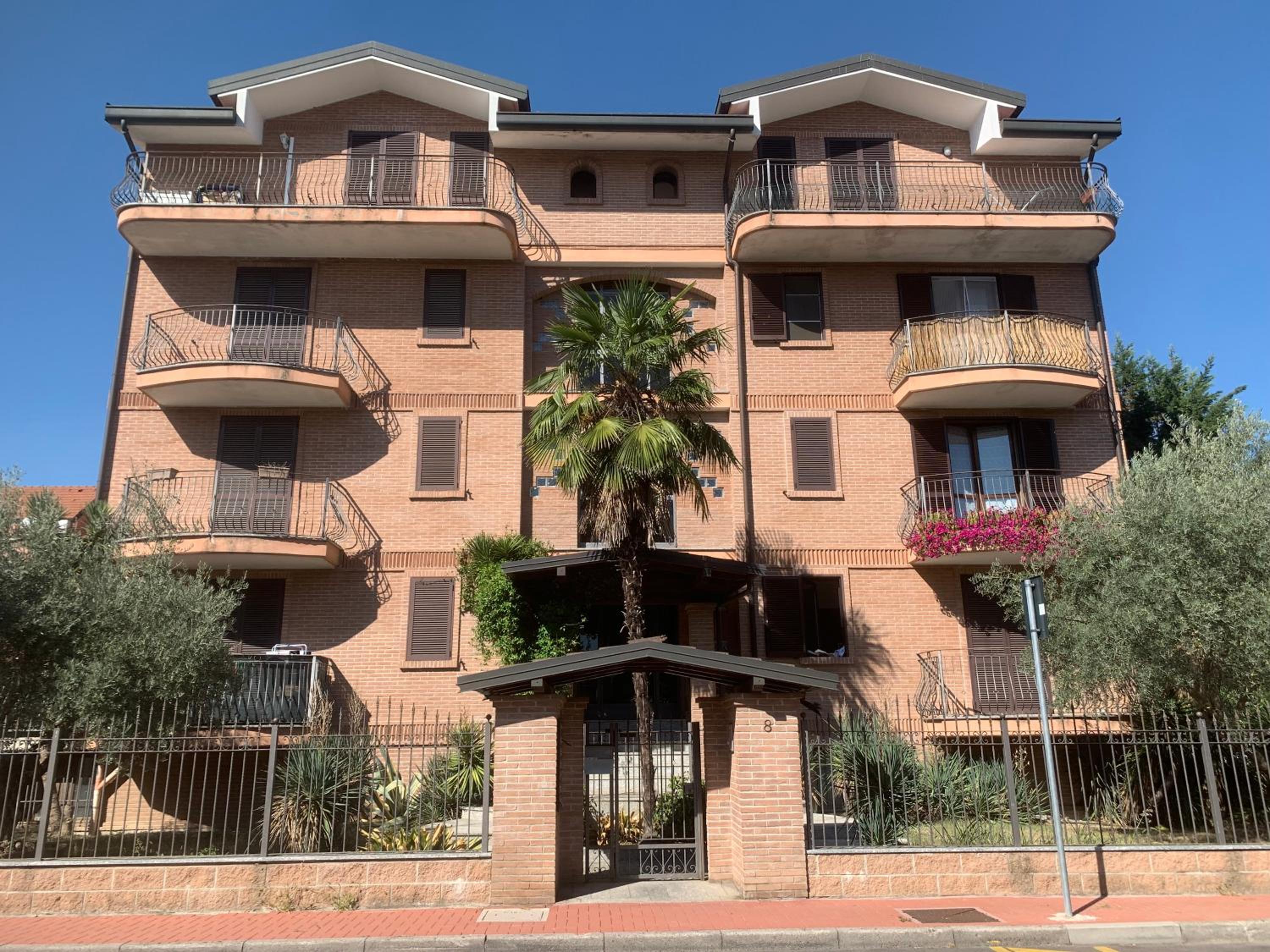 DeHomes -Family & Friends Apartments, balcony, Wi-Fi & Netflix, Bus-Metro to Duomo view 2