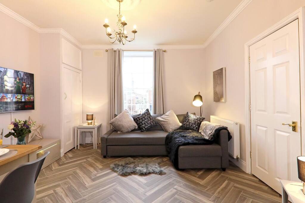 4BR Elegant Stay Golden Triangle Parking view 5