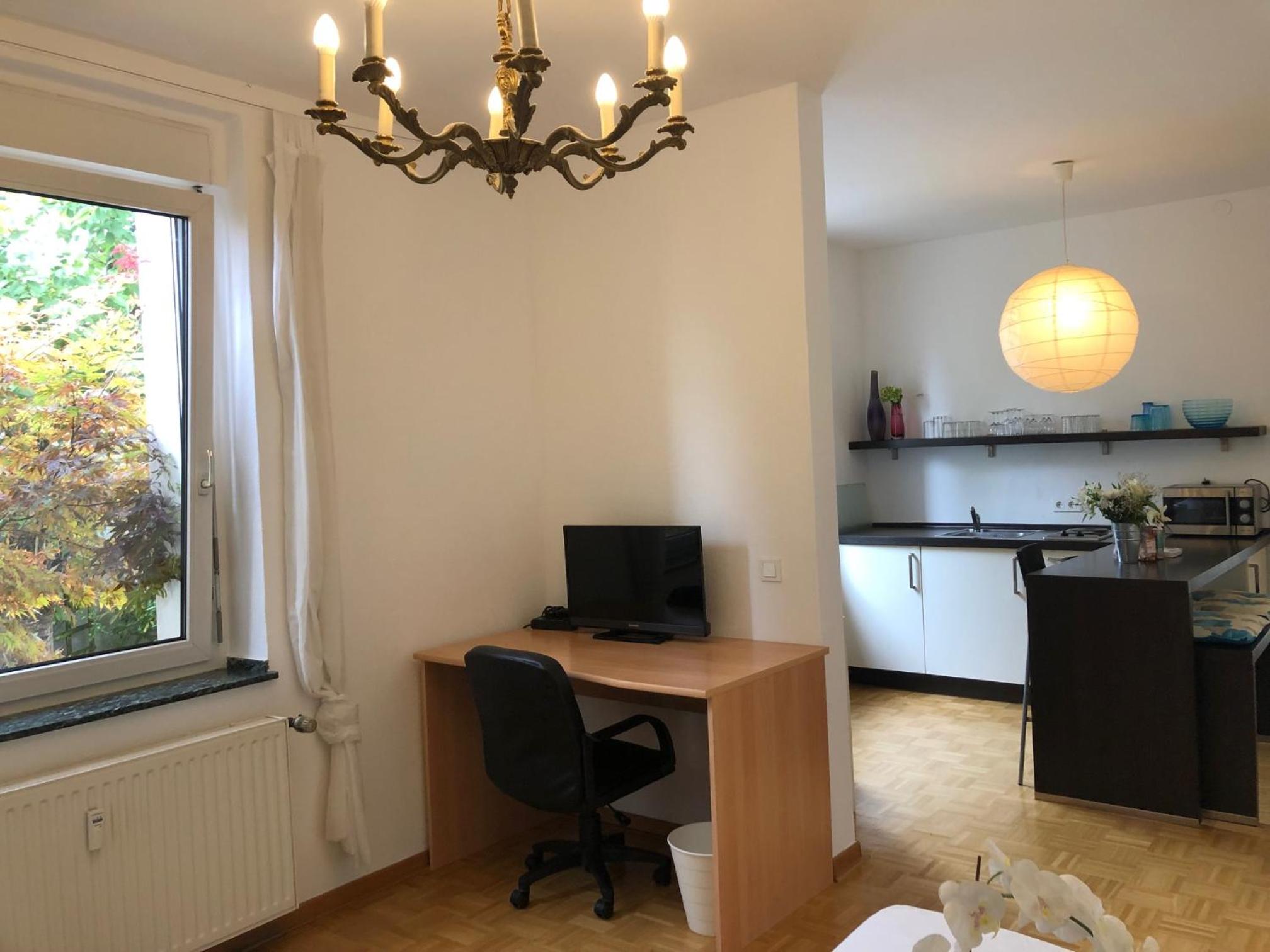 studio e - Quiet central business one bedroom apartment for 3 guests