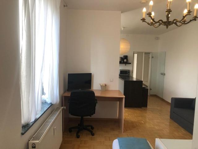 studio e - Quiet central business one bedroom apartment for 3 guests