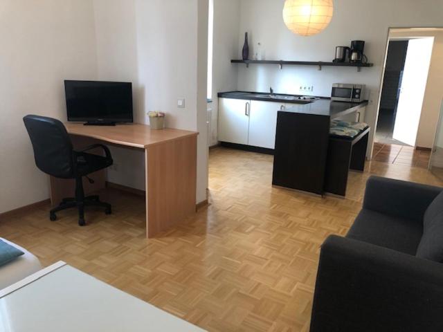 studio e - Quiet central business one bedroom apartment for 3 guests