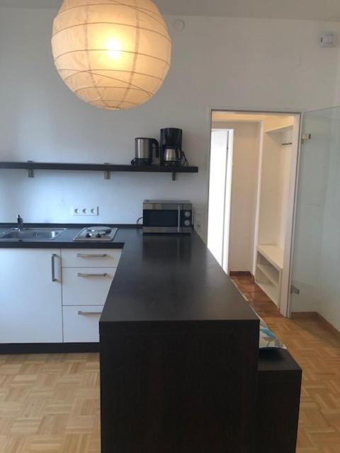 studio e - Quiet central business one bedroom apartment for 3 guests