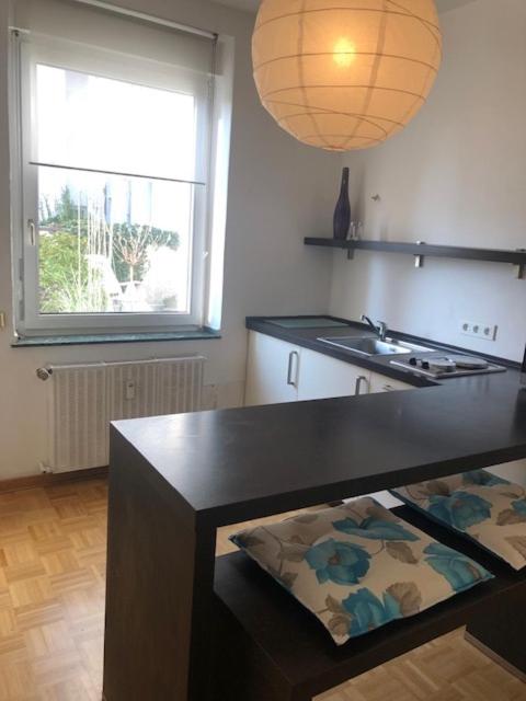 studio e - Quiet central business one bedroom apartment for 3 guests