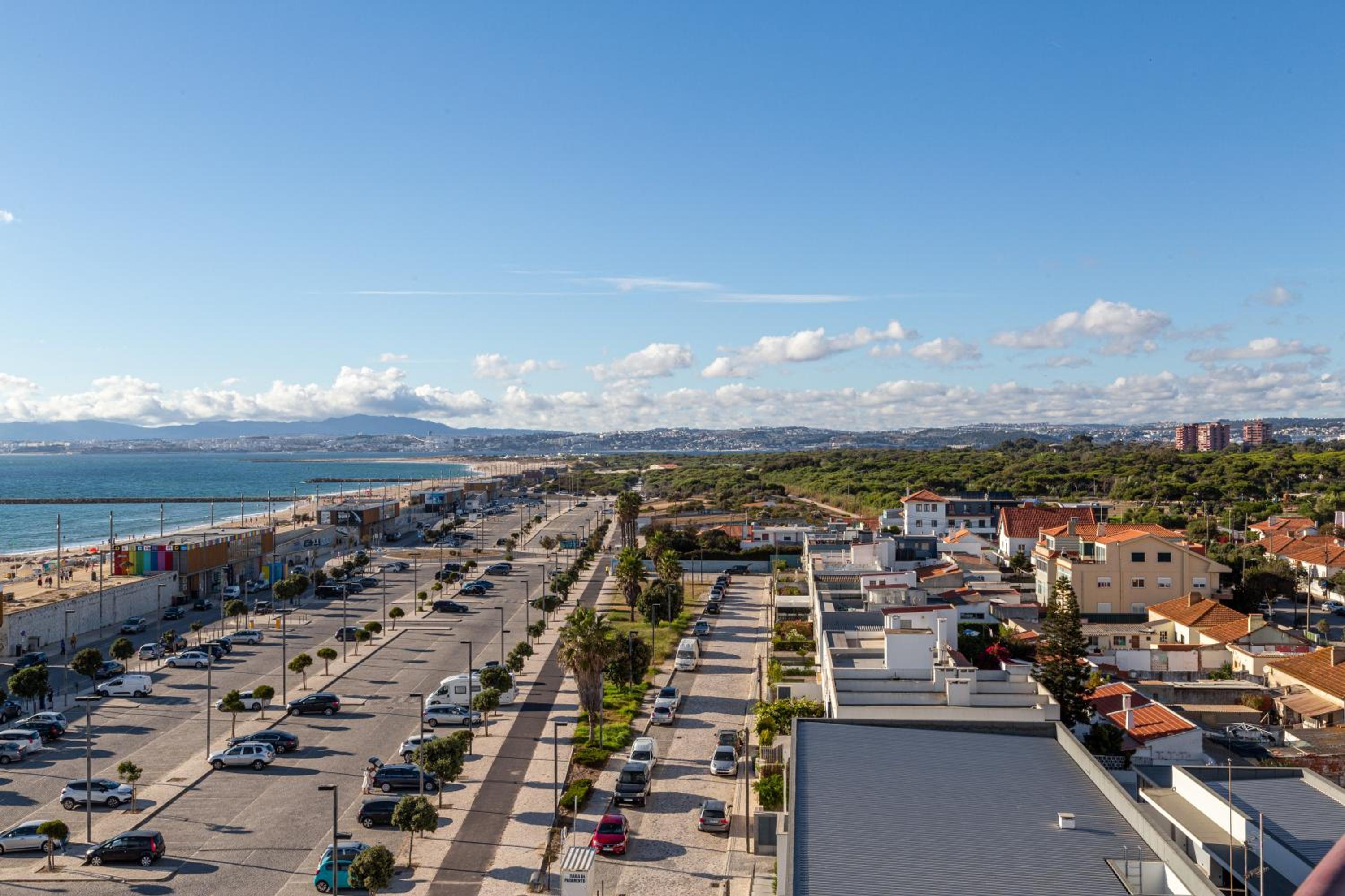GuestReady - Deluxe home with terrace in Caparica view 2
