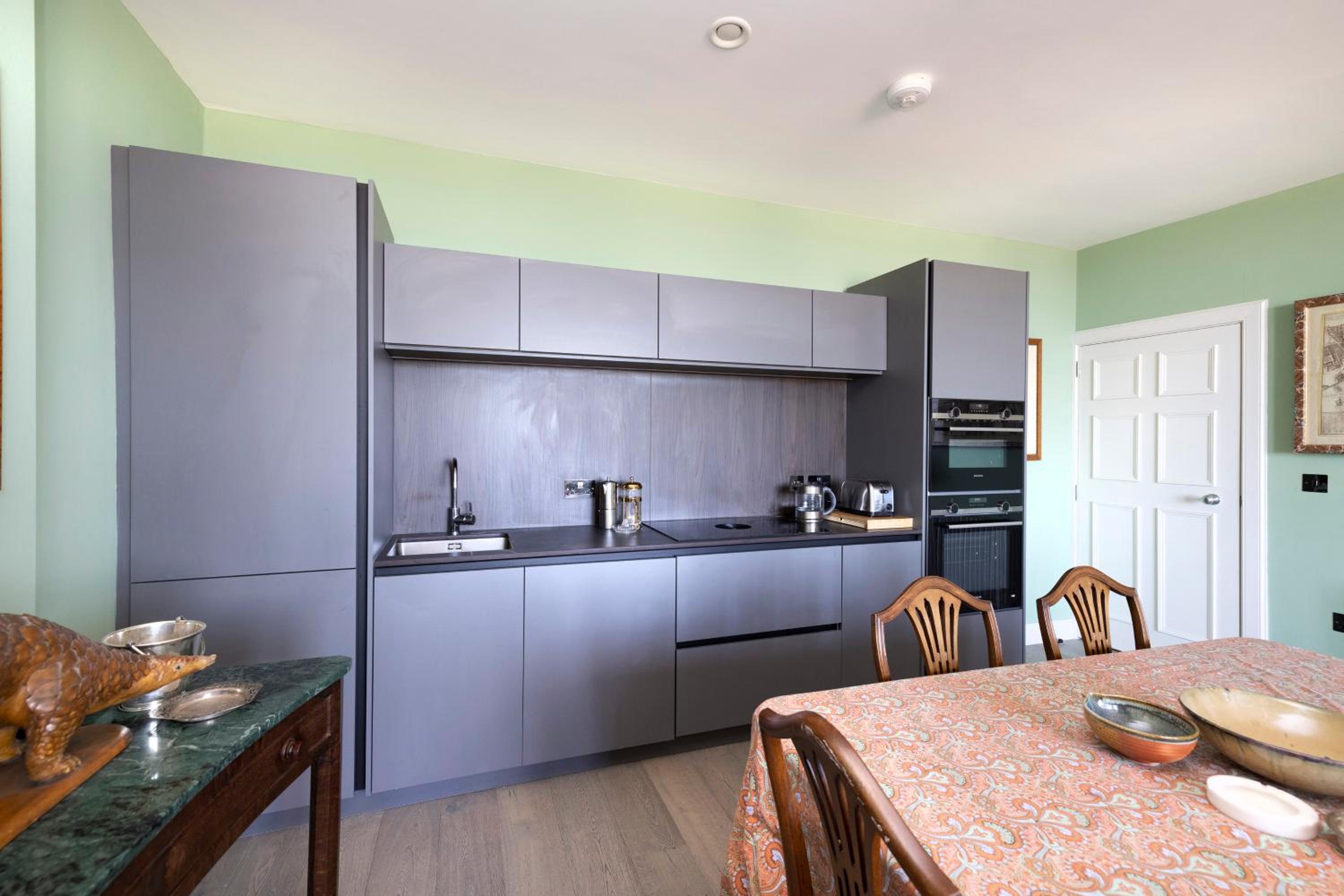 JOIVY Inviting Flat at the Heart of Edinburgh view 4