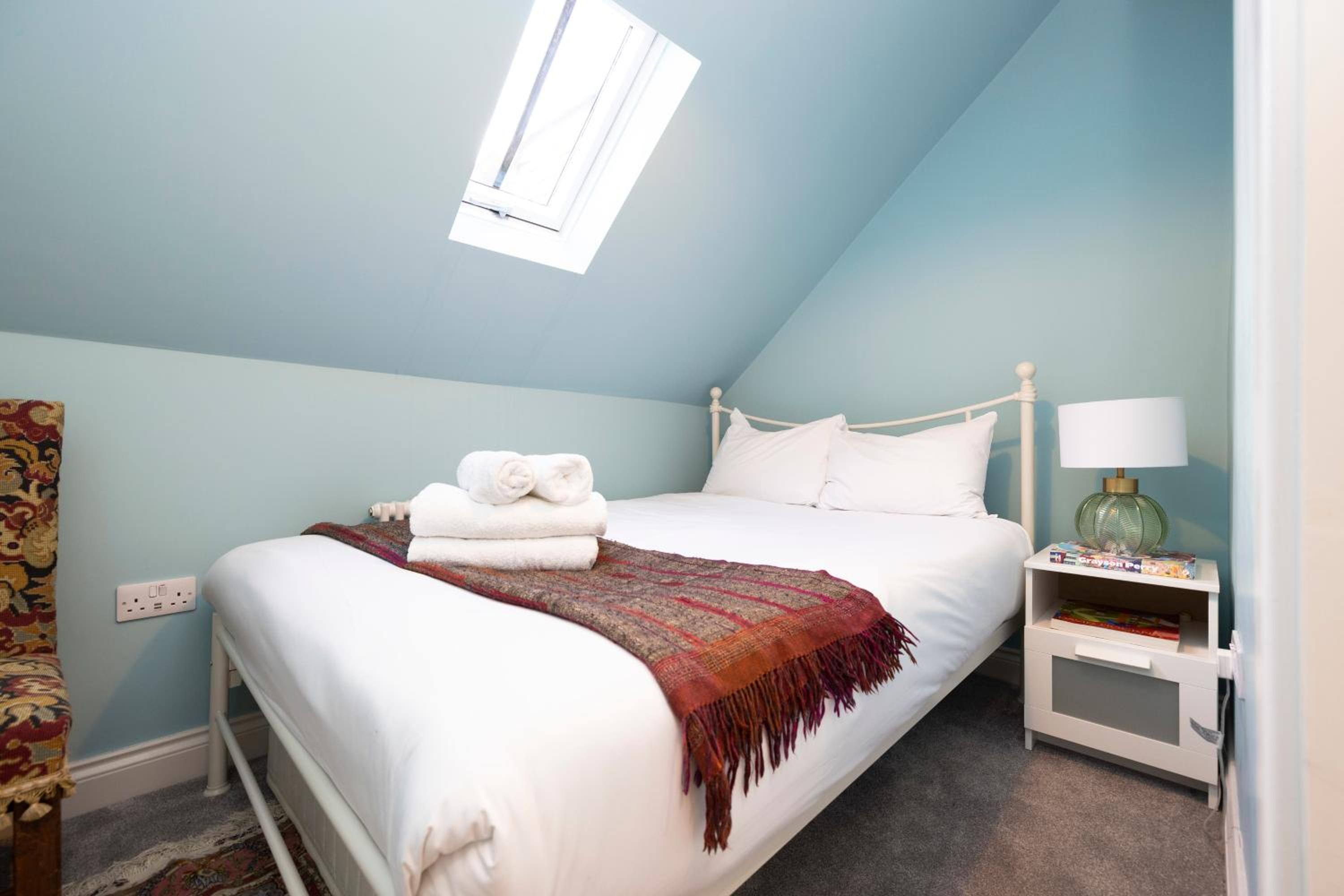 JOIVY Inviting Flat at the Heart of Edinburgh view 3