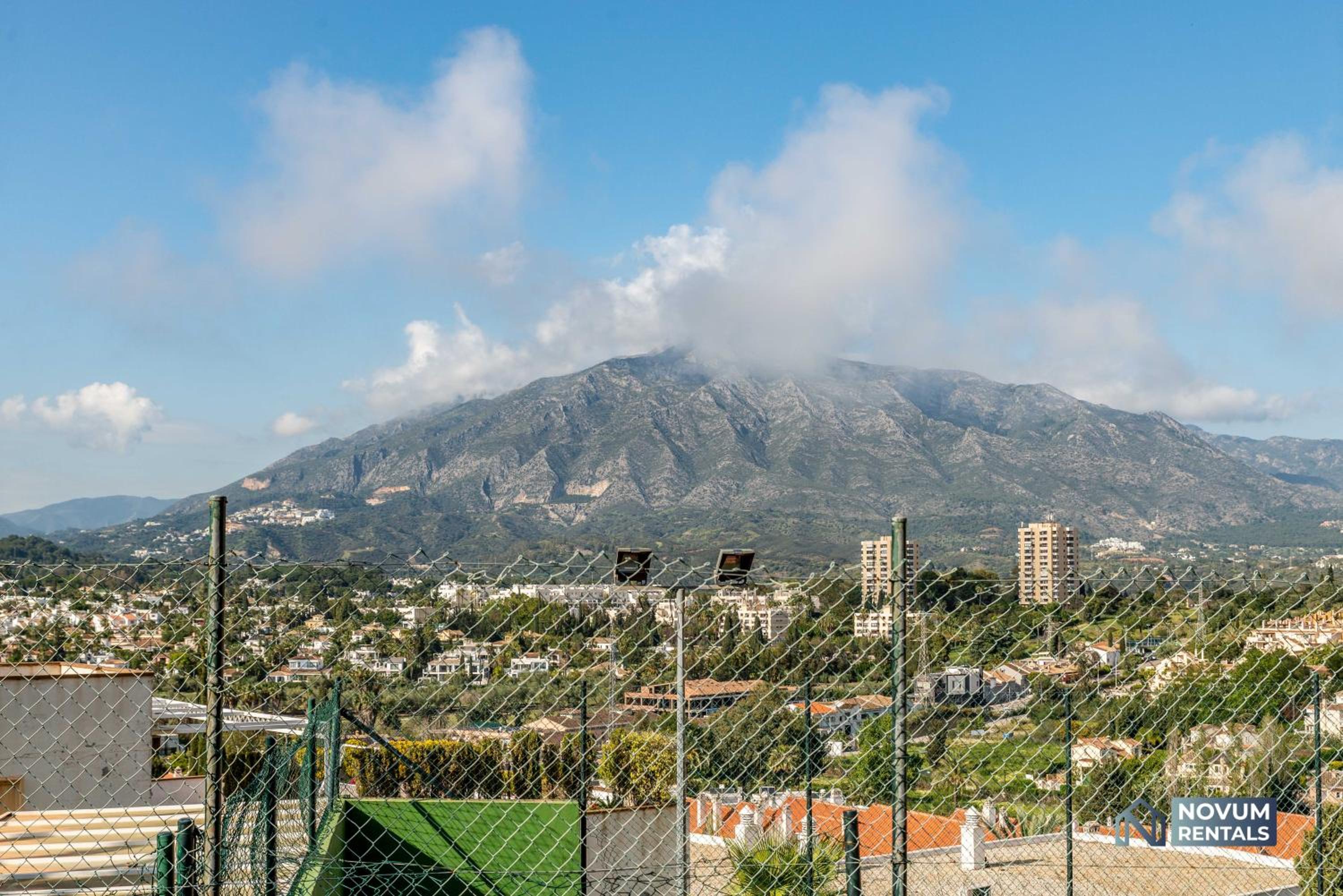 Sunlit 2 BDRM Apt with View in Centro Plaza view 5