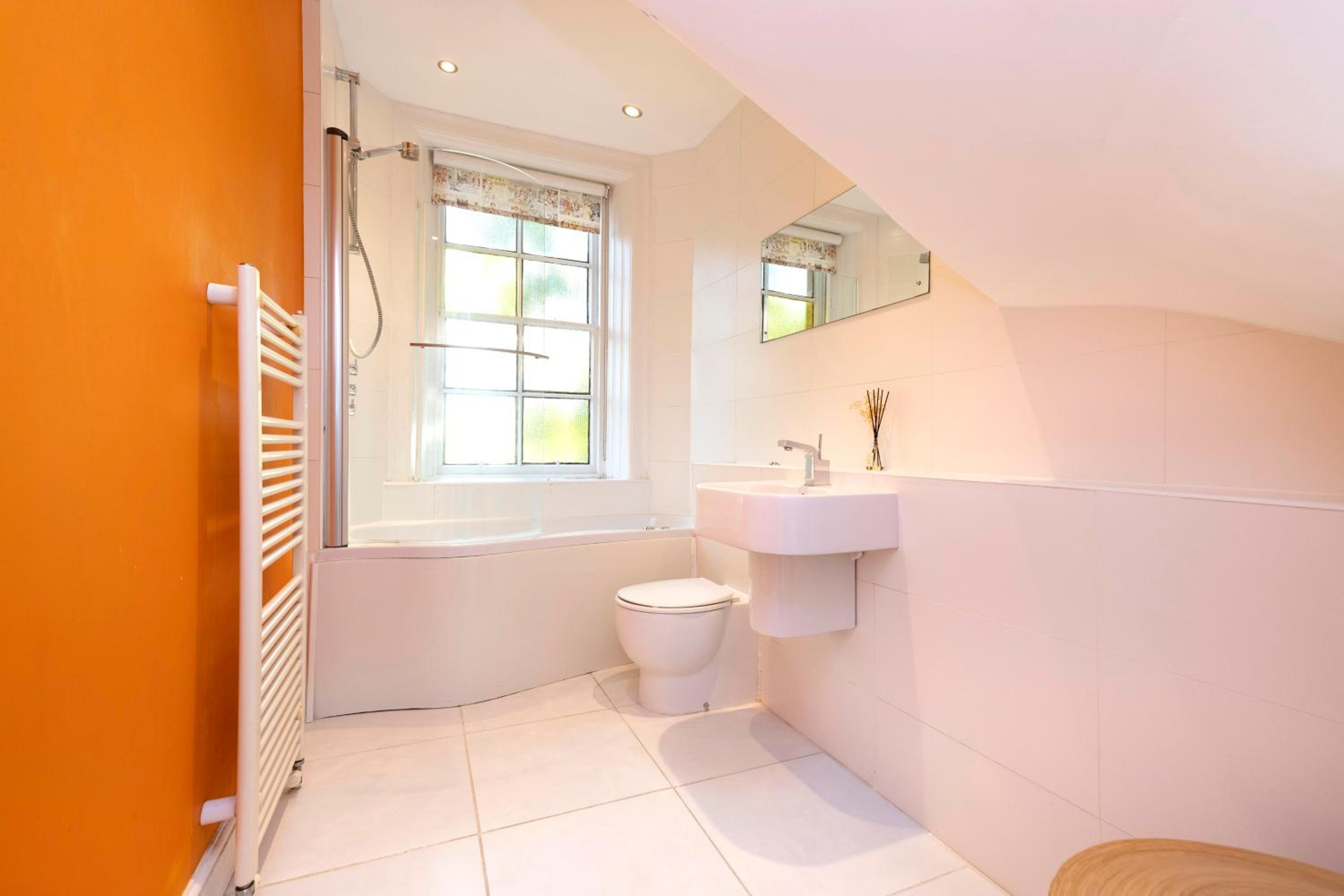 JOIVY Delightful 3-bed flat with parking view 5