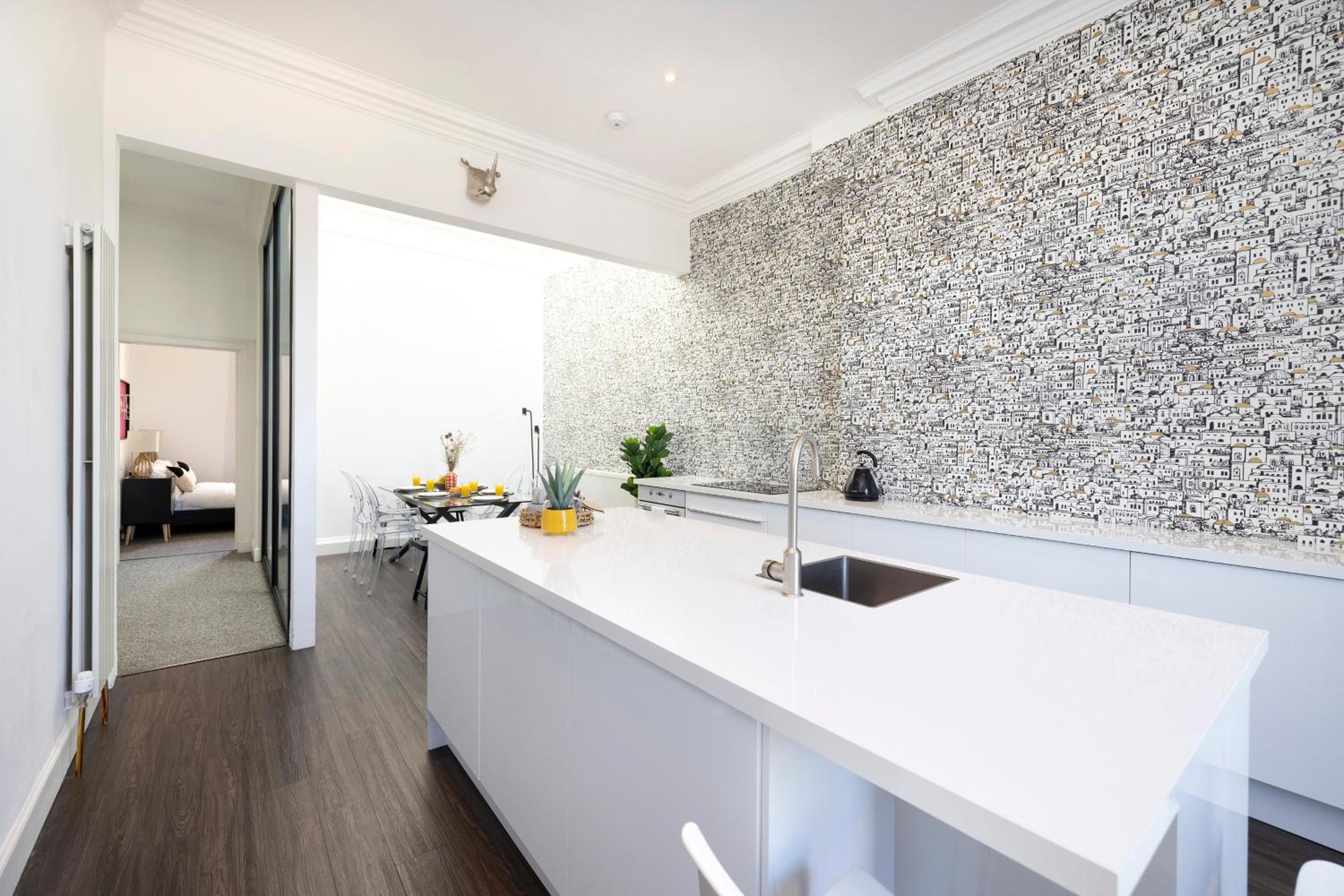 JOIVY Delightful 3-bed flat with parking view 3