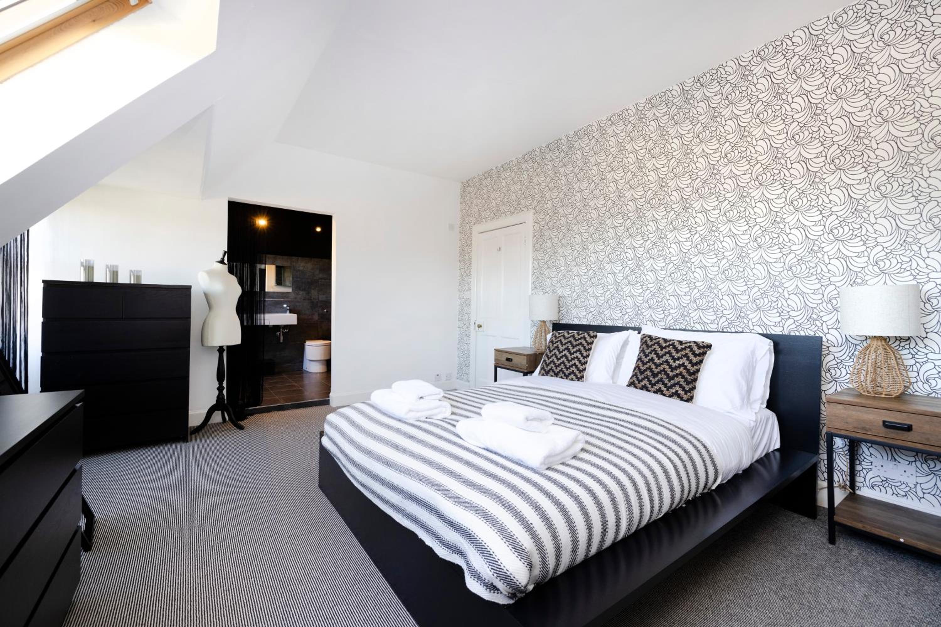 JOIVY Delightful 3-bed flat with parking view 2