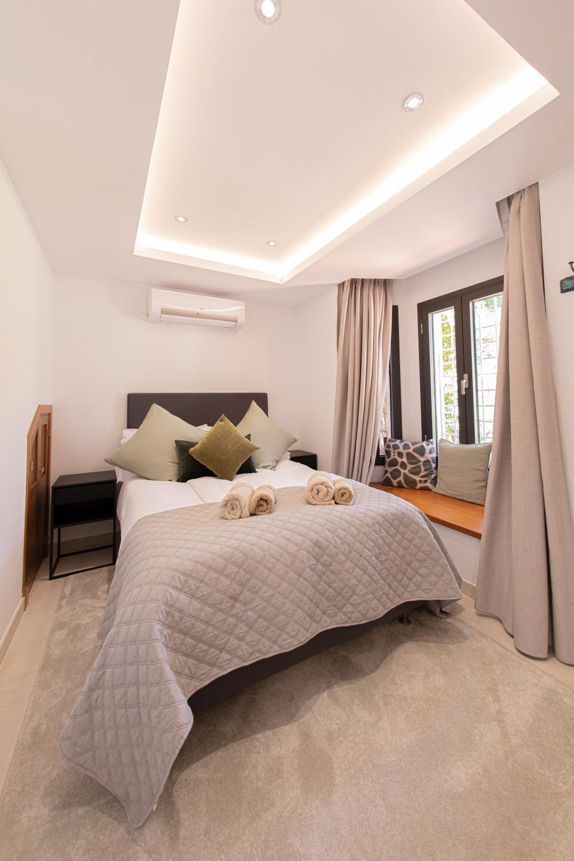 CHARMING townhouse/5BEDRS/front beach/PRIVATE POOL
