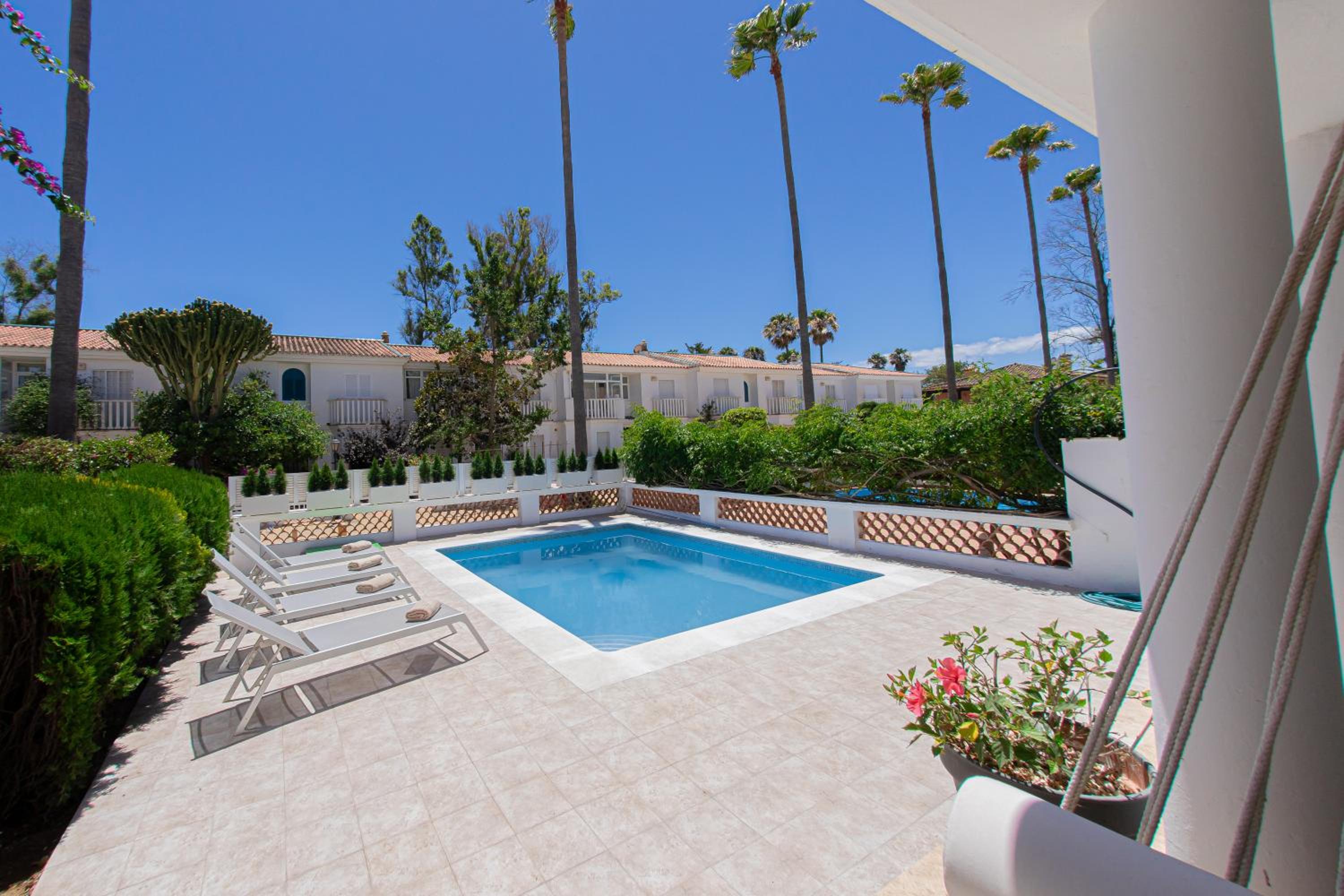 CHARMING townhouse/5BEDRS/front beach/PRIVATE POOL