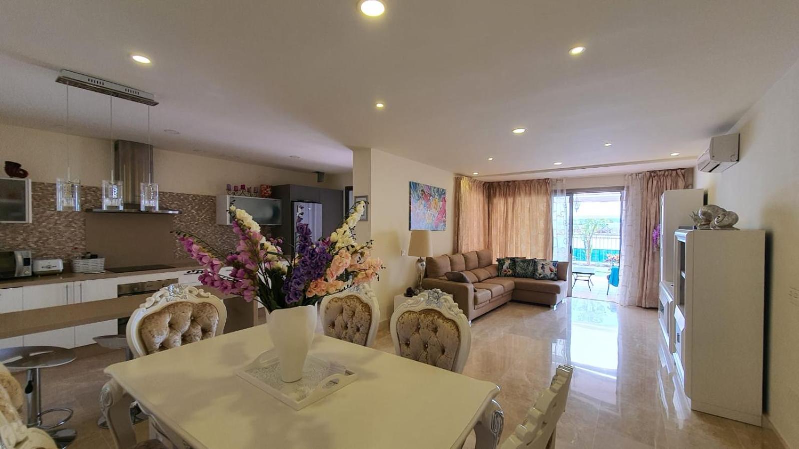 Magnolia Luxury Apartment by AltamarHomes