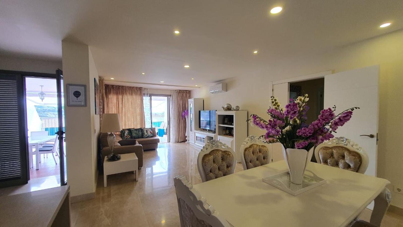 Magnolia Luxury Apartment by AltamarHomes