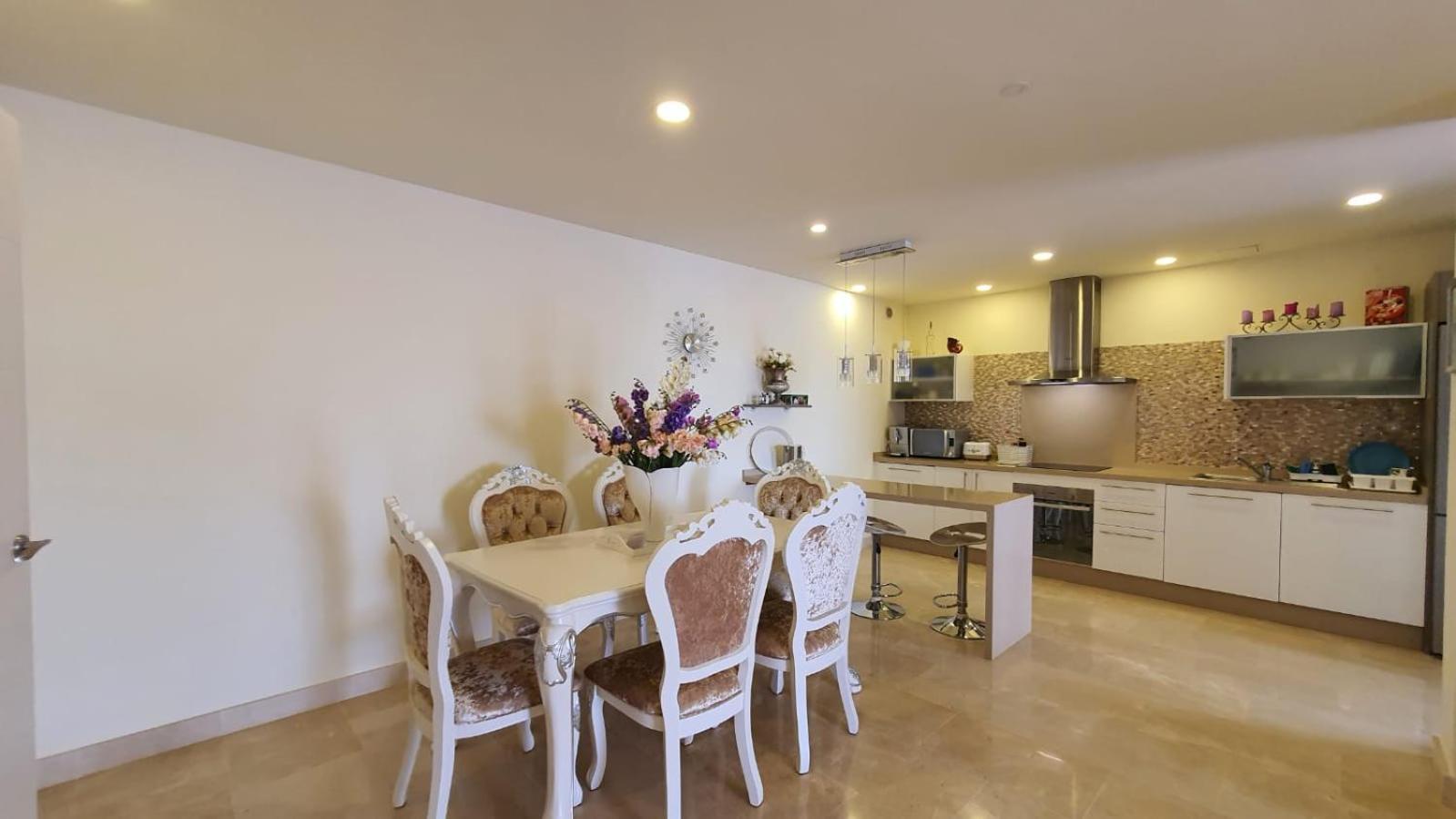Magnolia Luxury Apartment by AltamarHomes