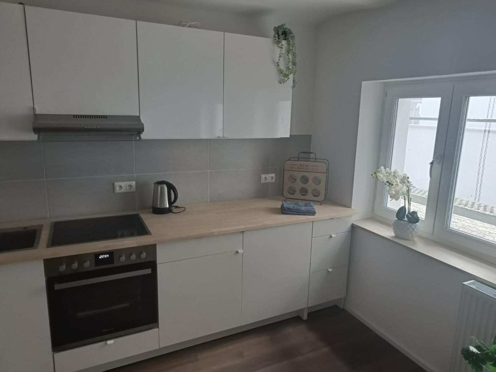 Apartments & möblierte Zimmer in Kahl am Main, Self-Check-In, W-Lan, Küchenzeile für Selbstversorgung, PKW-Platz
