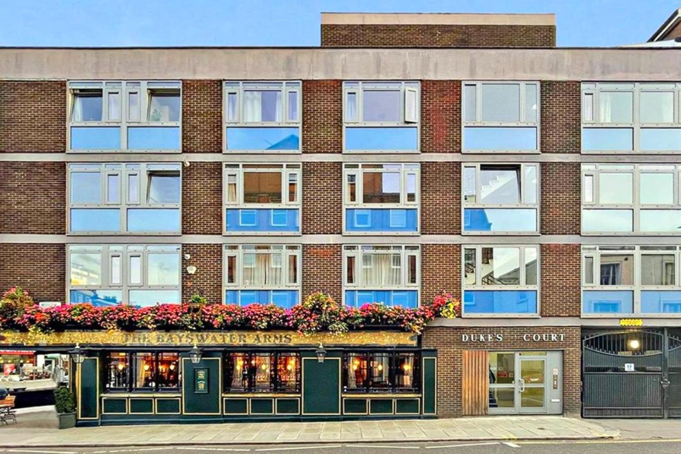 Bright & Spacious Home in Building with Lift, right next to Bayswater Station - Walk to Kensington Palace, Hyde Park, Little Venice & Notting Hill