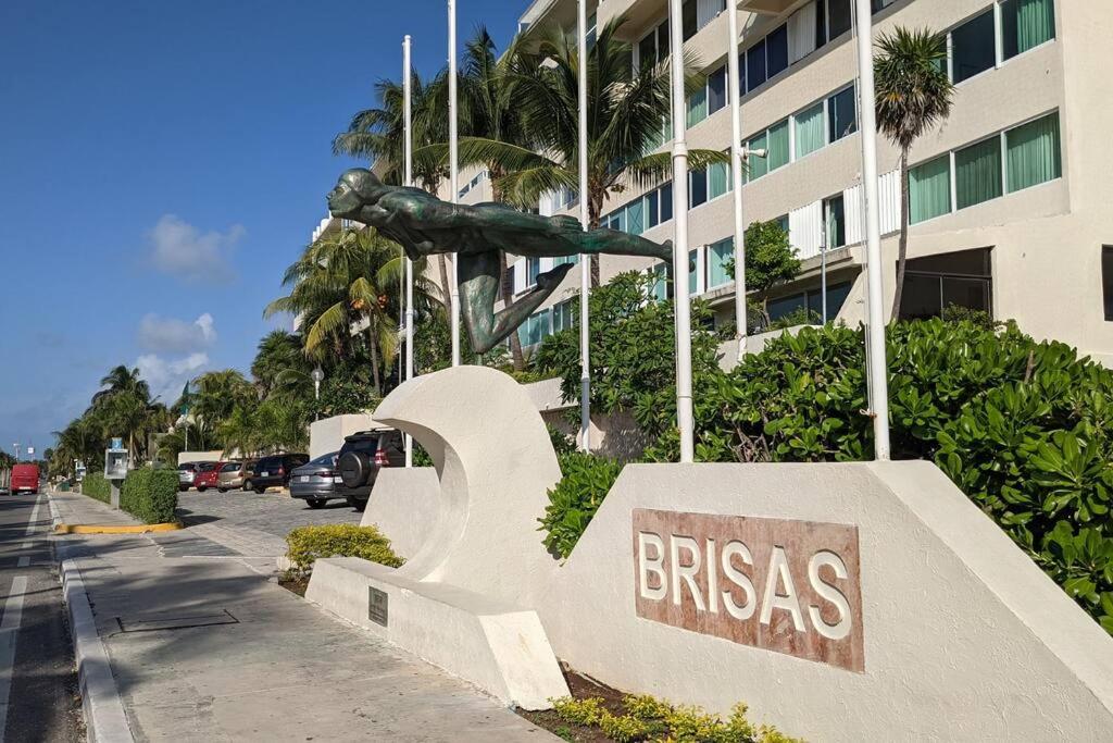 Cancun Oceanfront, Entire Apartment