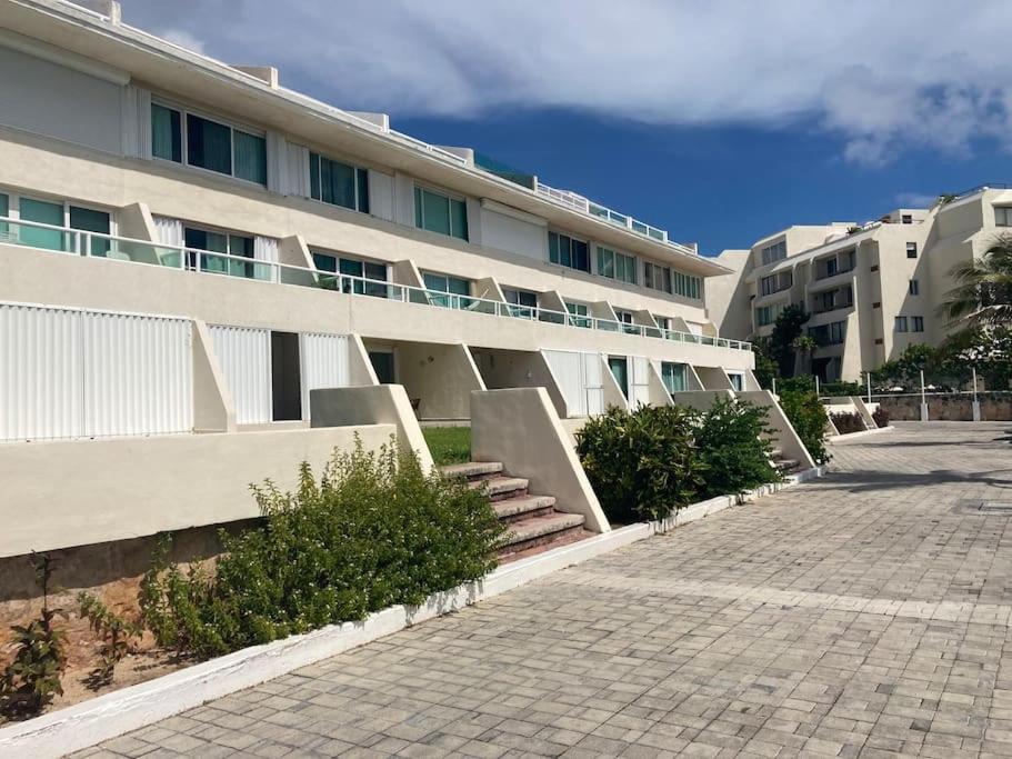 Cancun Oceanfront, Entire Apartment
