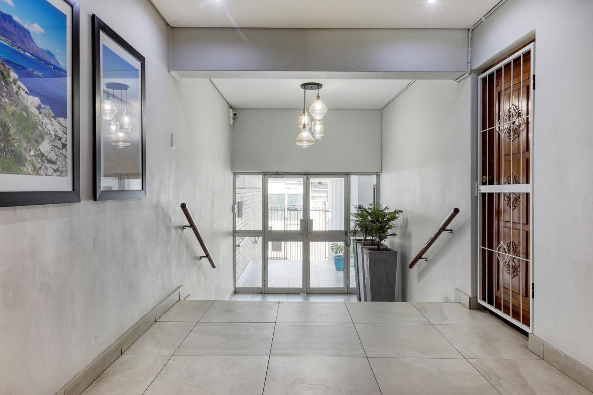 Backup Powered Luxury Central Promenade Apartment