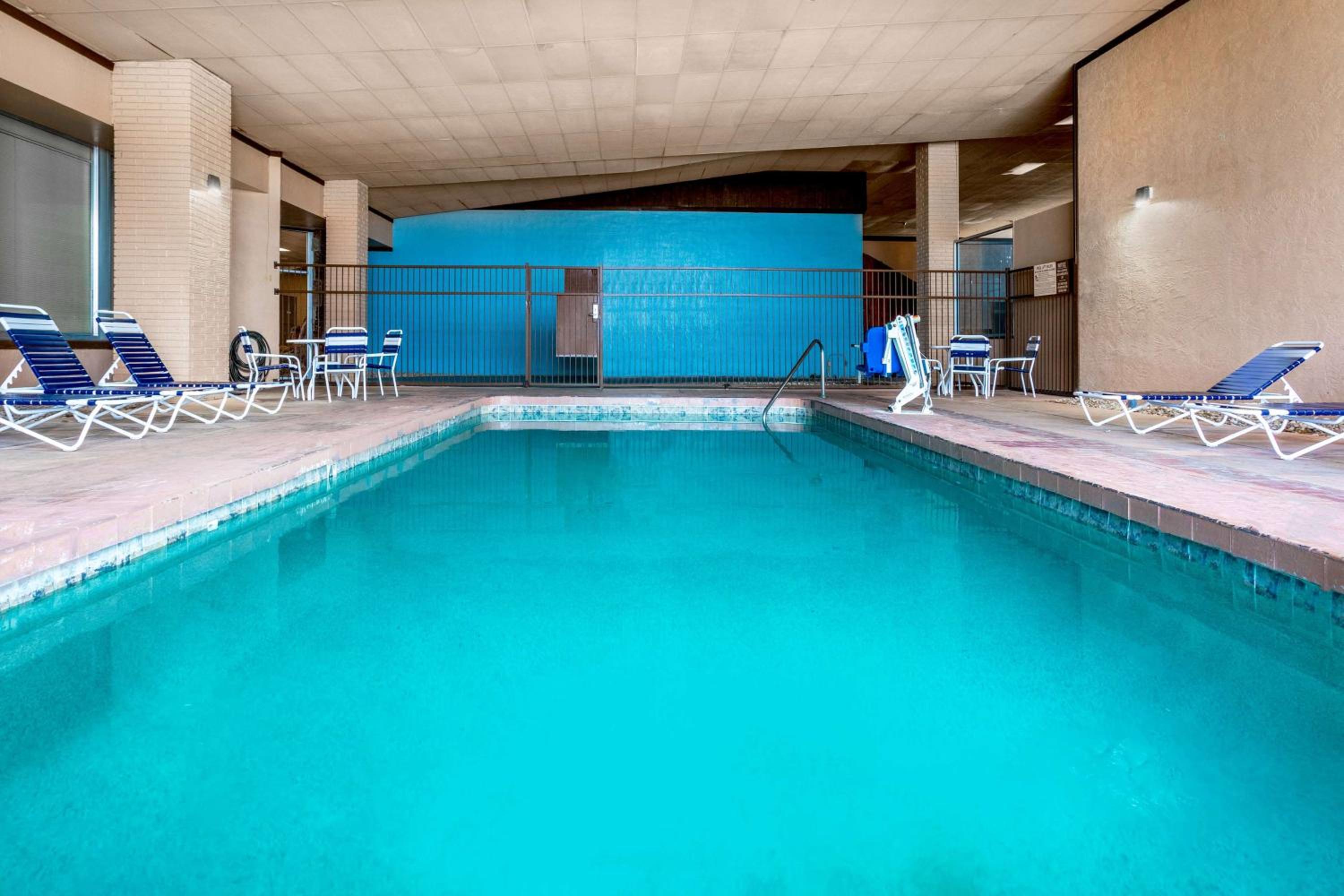 Days Inn & Suites by Wyndham Clovis view 4