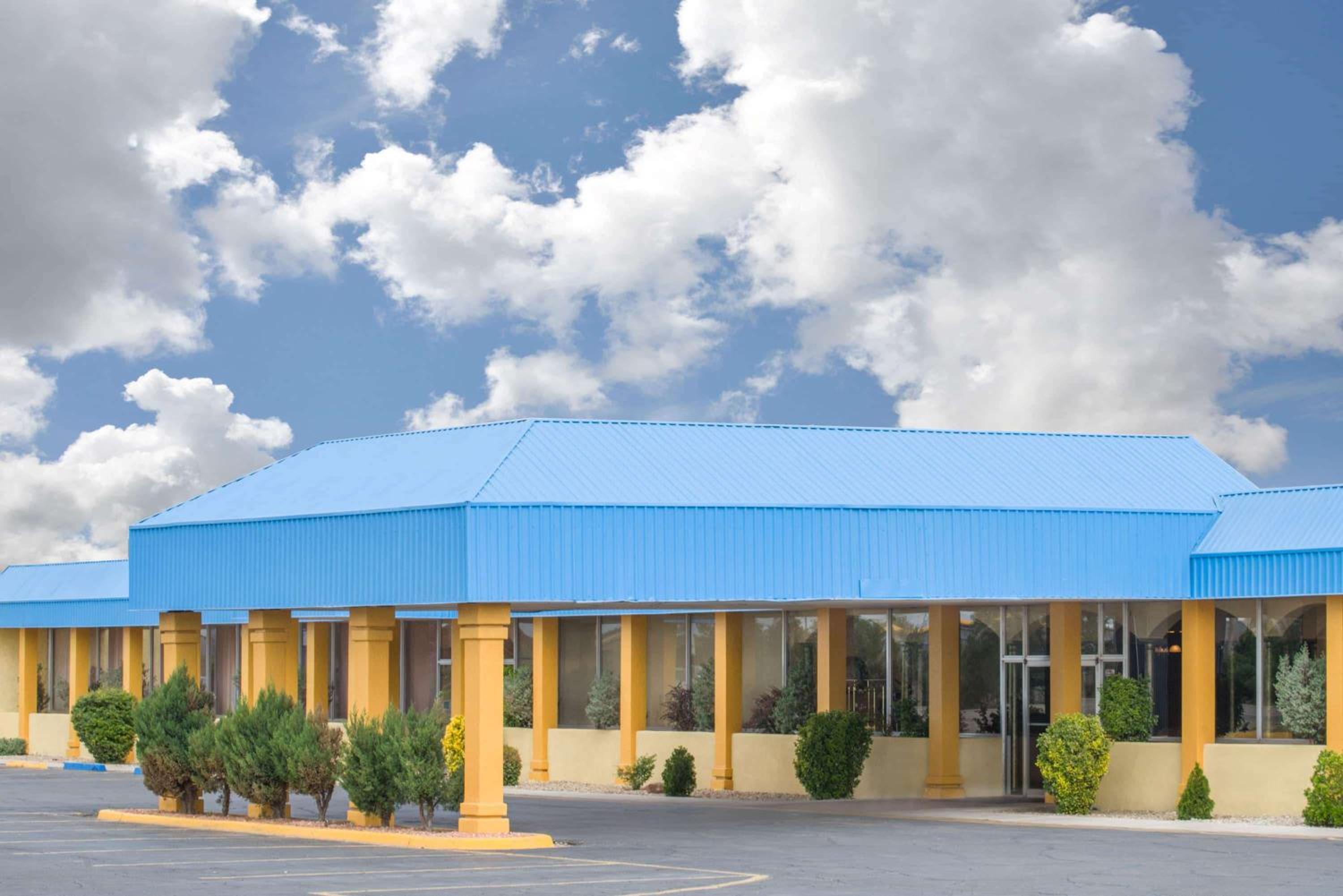 Days Inn & Suites by Wyndham Clovis view 2