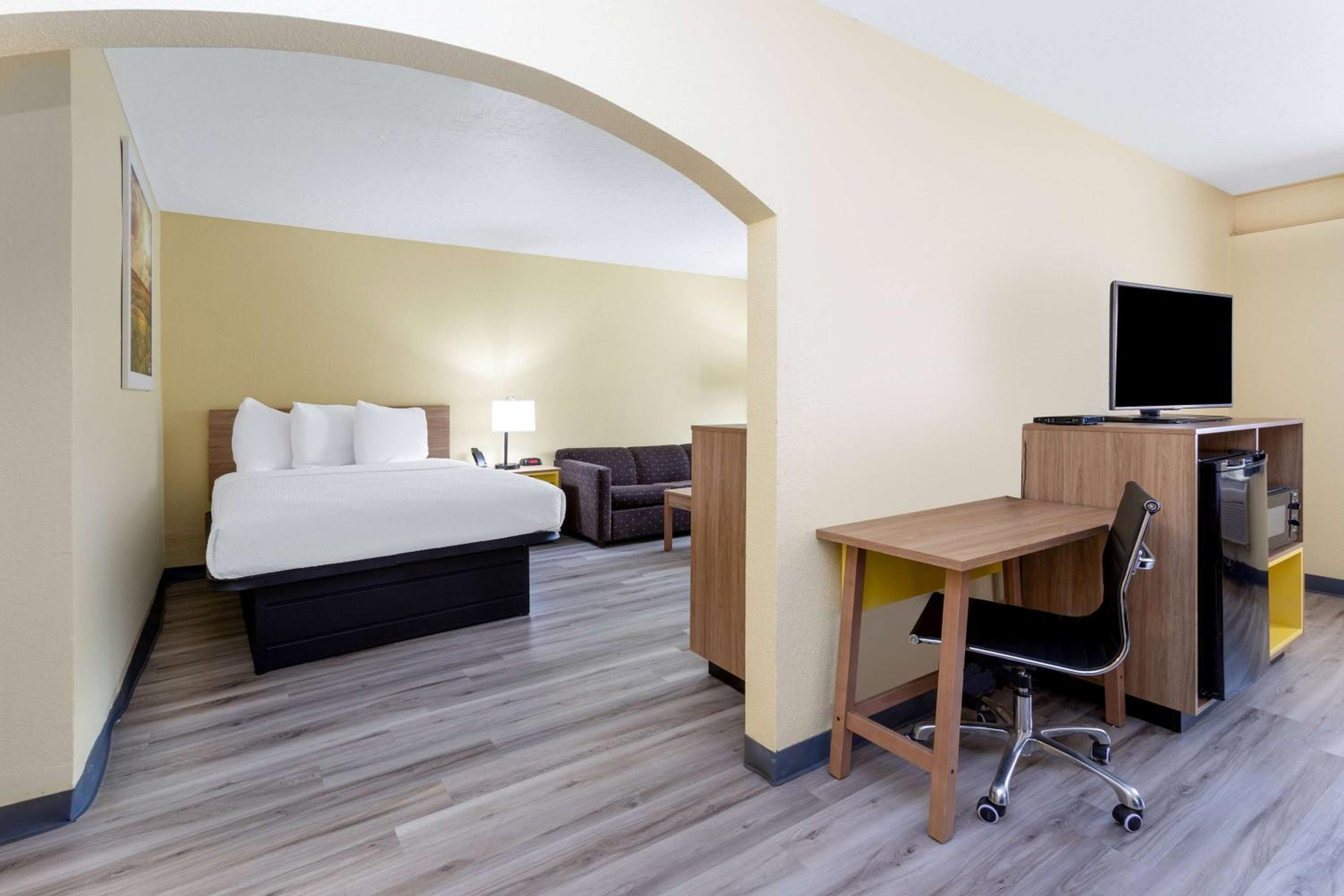 Clovis Vacations - Days Inn  Suites by Wyndham Clovis - Property Image 9
