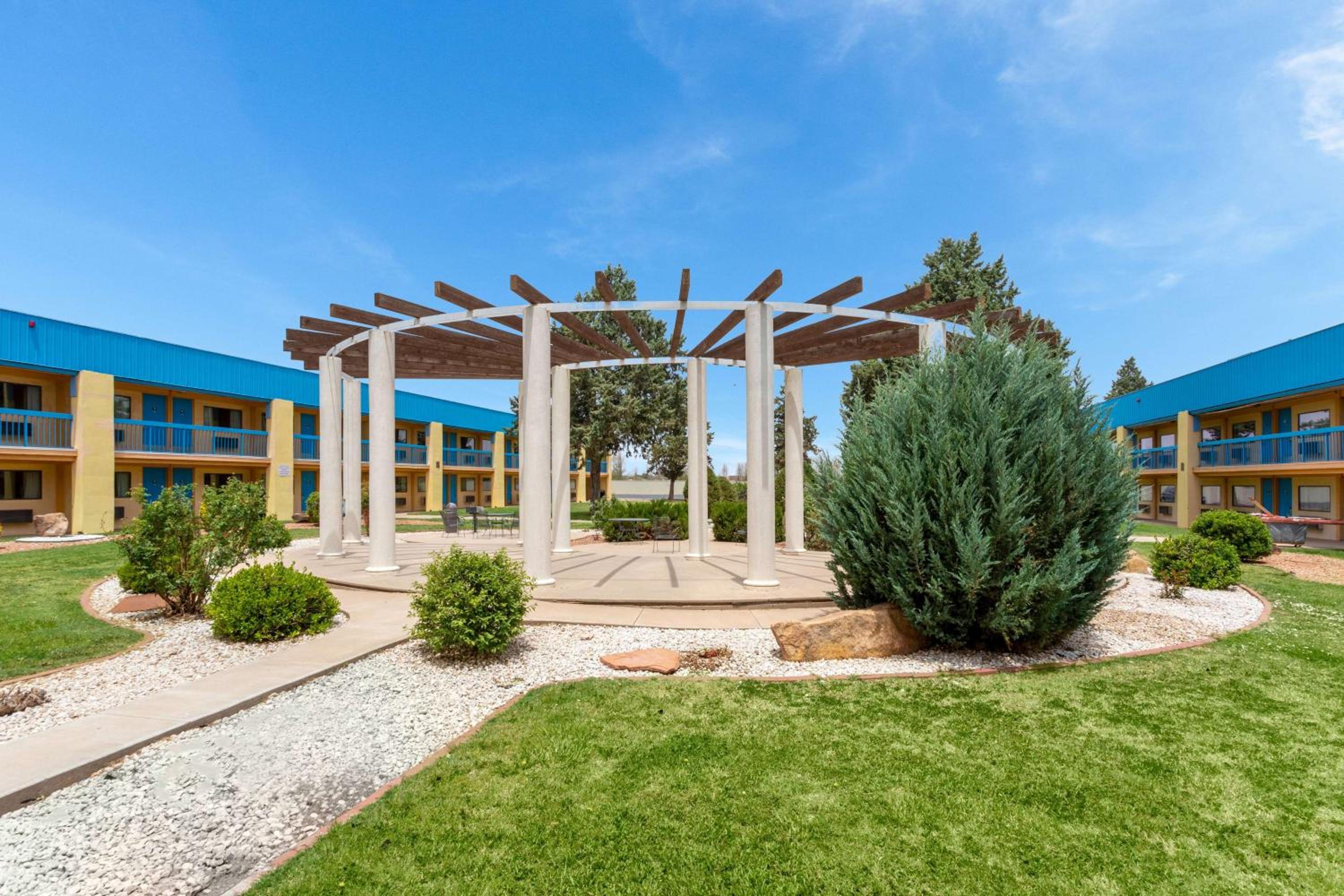 Clovis Vacations - Days Inn  Suites by Wyndham Clovis - Property Image 4