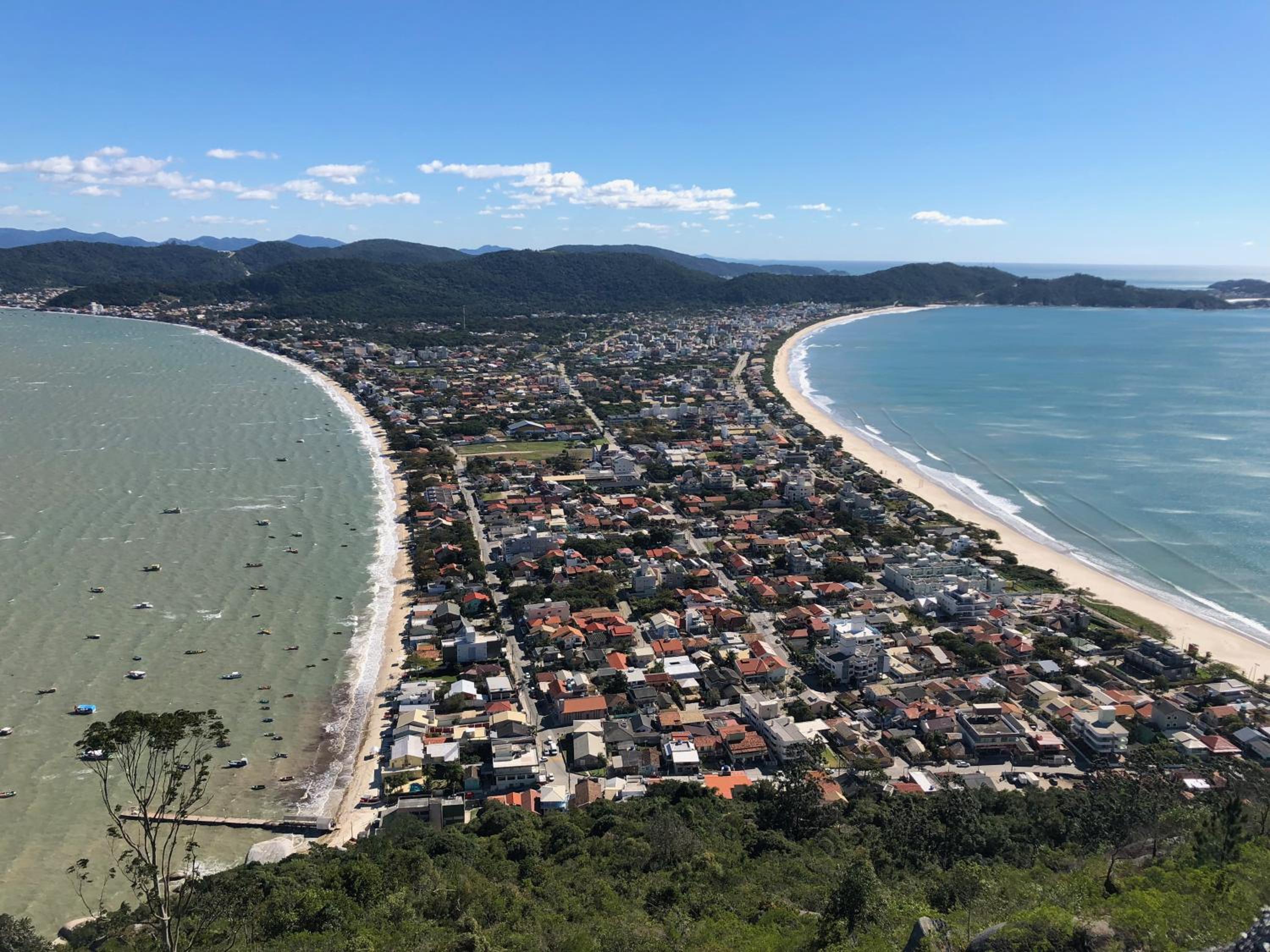 Maravilhoso apto, a 290 metros da praia do Canto Grande! Lindo!