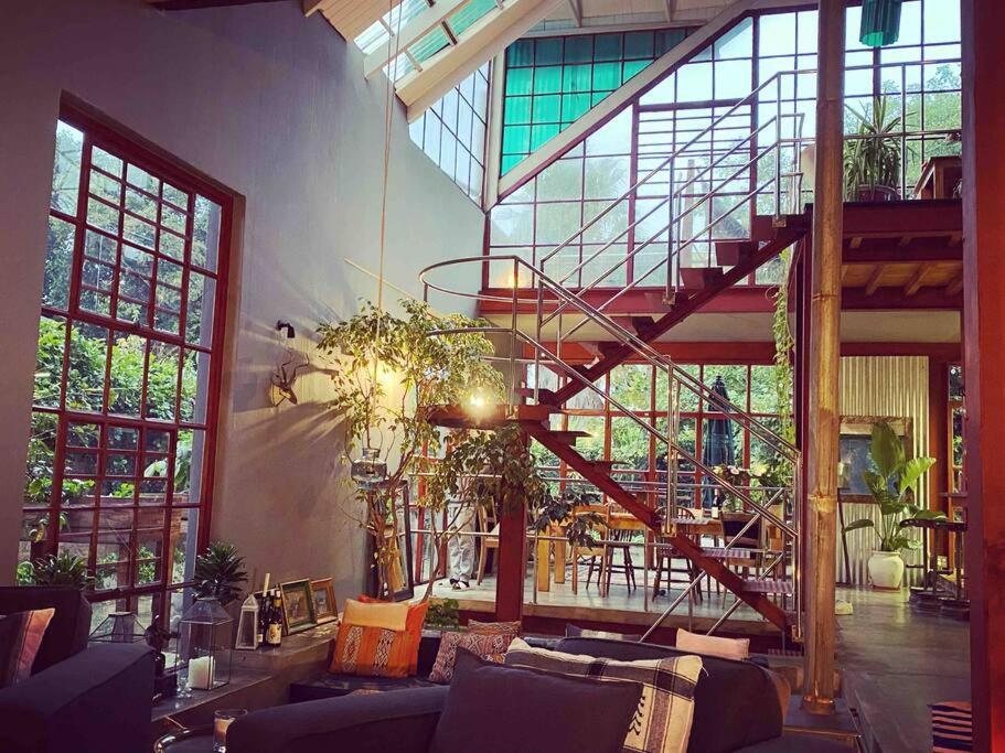 (Sub)urban retreat