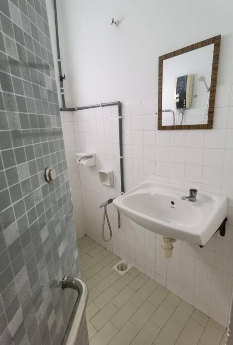 3Room 10pax SR Landed Comfy 5 Star Sofa&Bed 4 Parking photo 3