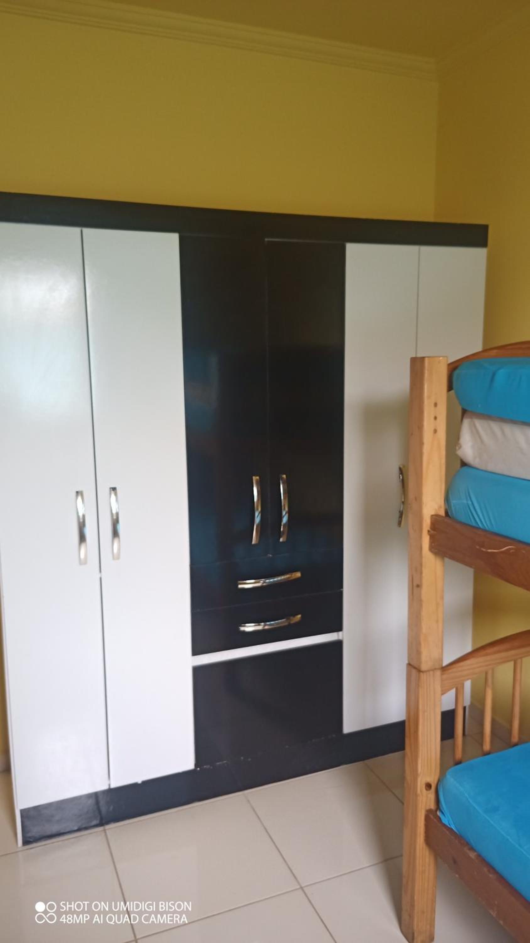 Casa com piscina , churrasqueira, Wi-Fi, em rua de Areia à 1km da praia, bairro sussegado, proíbido uso de som extremamente alto ideal para descansar