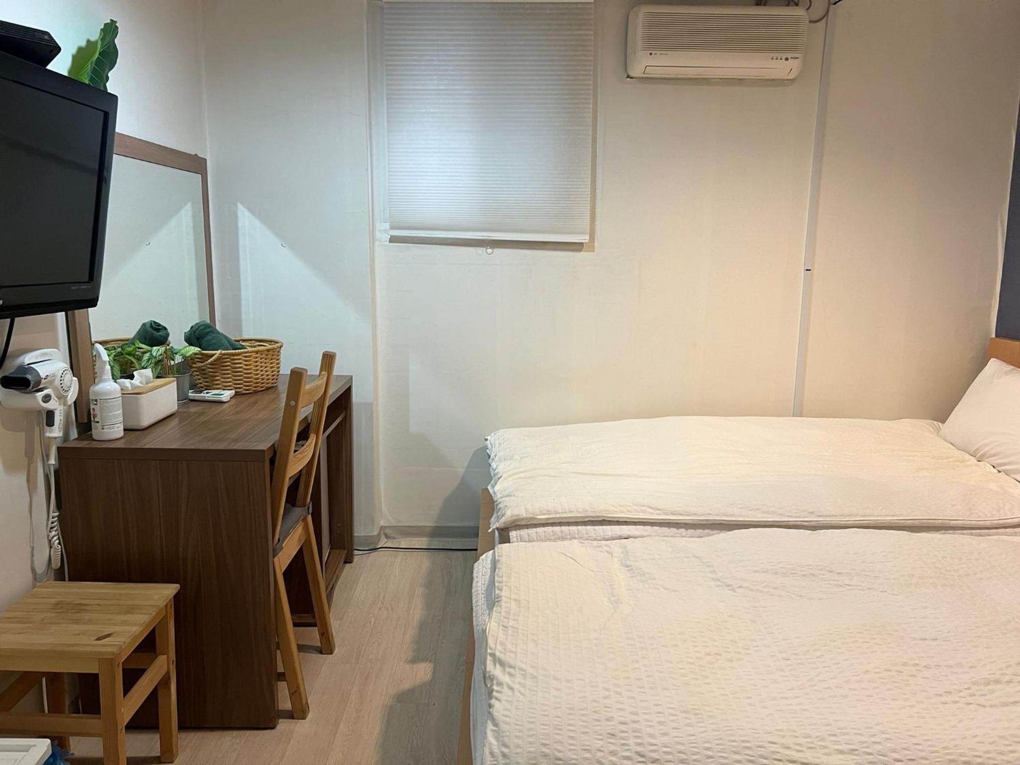 Chris Hostel