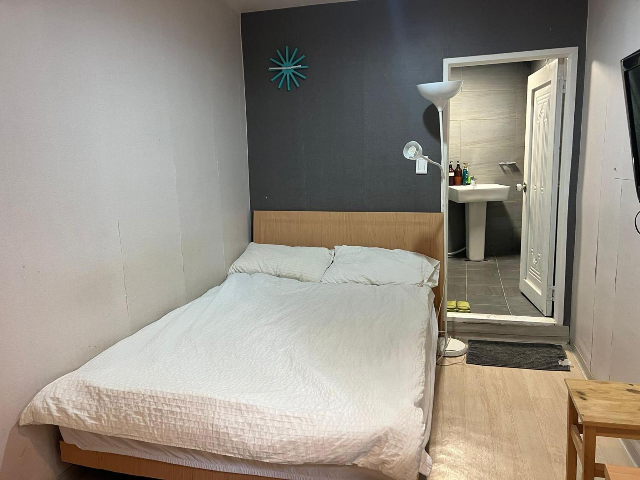 Chris Hostel