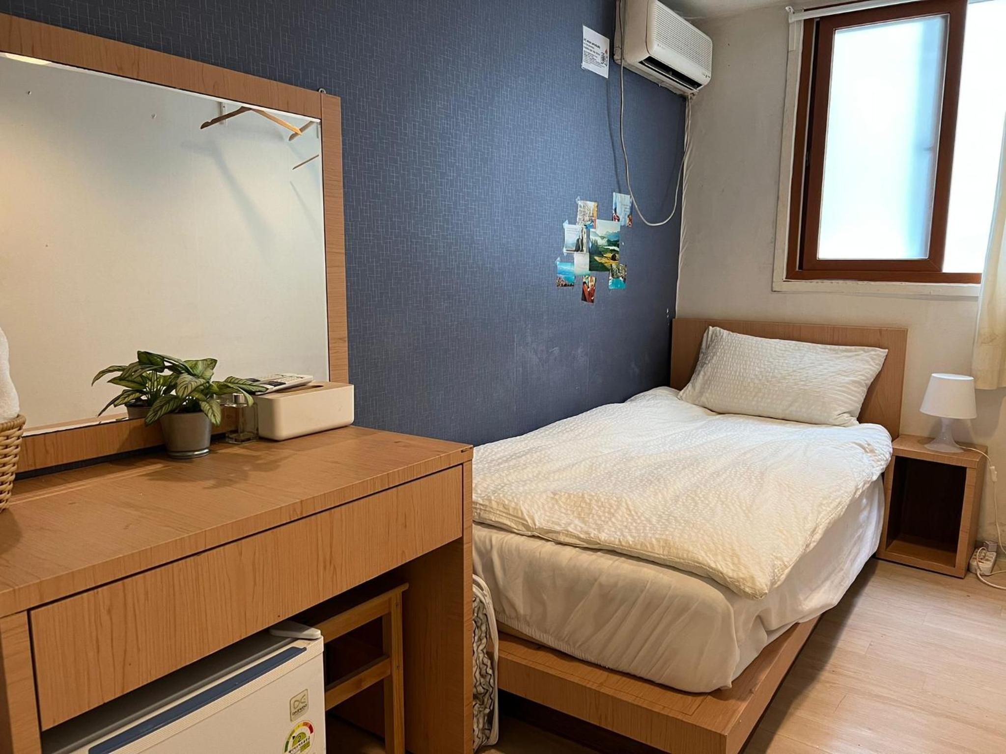Chris Hostel