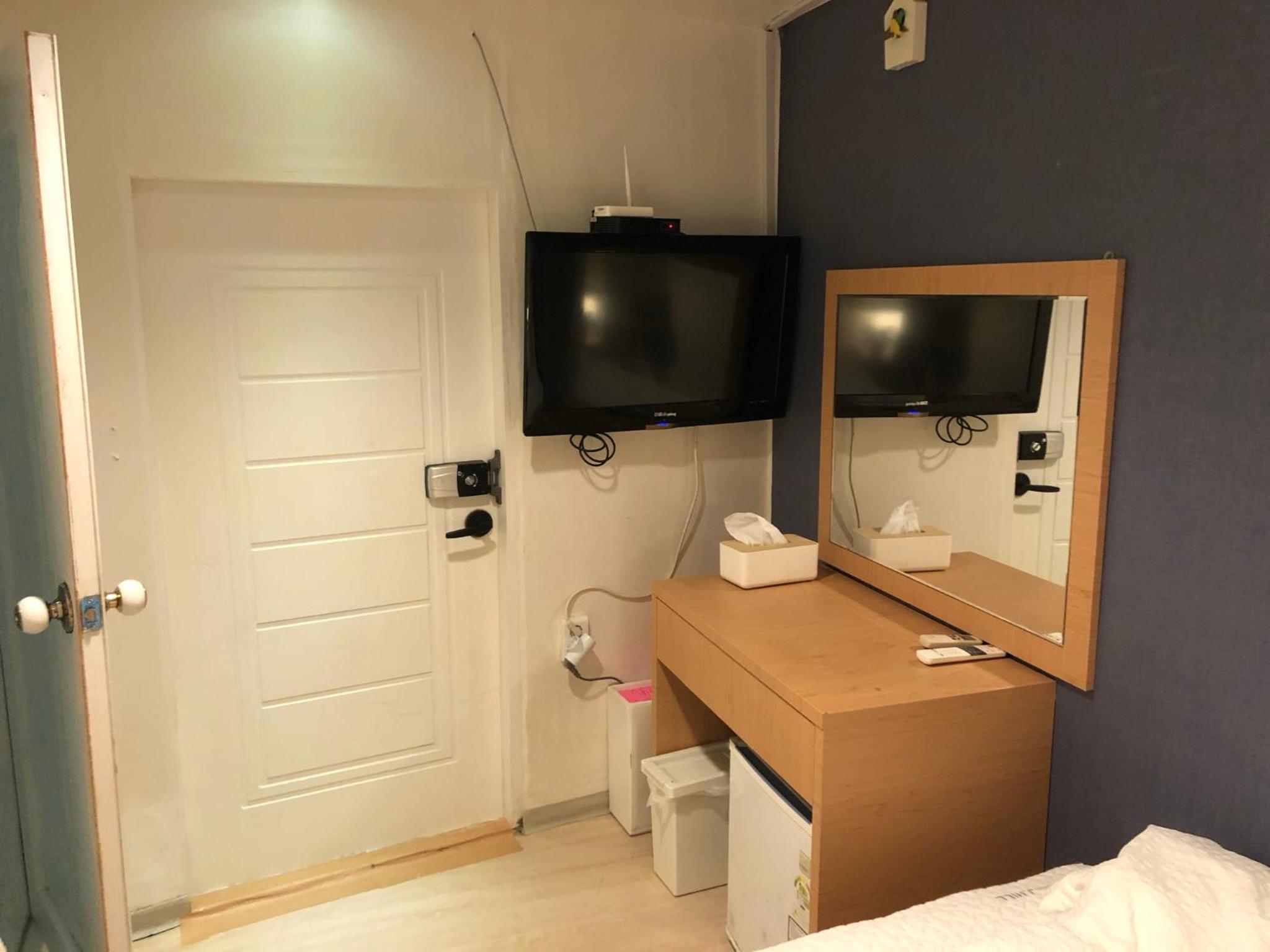 Chris Hostel