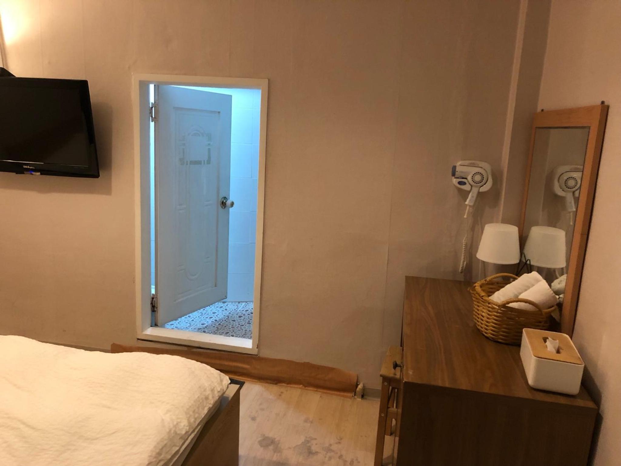 Chris Hostel